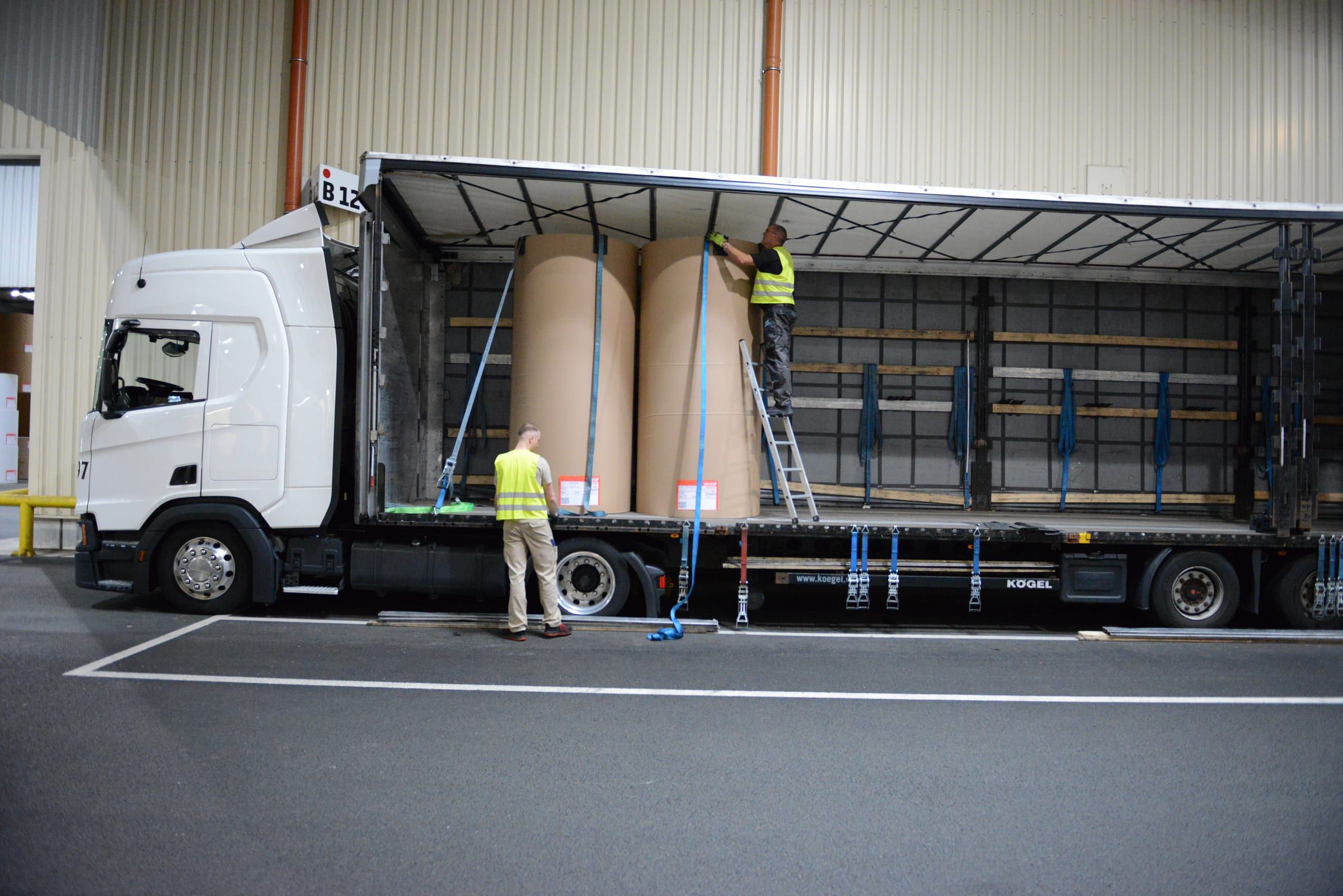 Verladung von Papierrollen auf einen Lkw